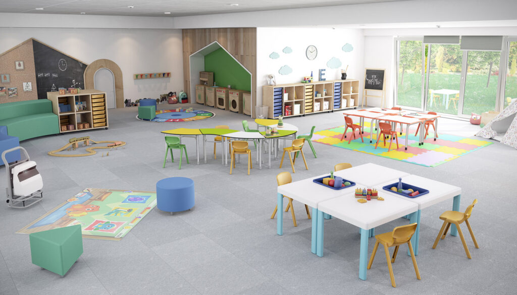 Colorida y moderna aula de preescolar con Mobiliario Escolar, que incluye mesas de tamaño infantil, sillas, estanterías, cubículos, juguetes, alfombras de juego y grandes ventanales que dejan entrar la luz natural; zona verde exterior visible a través de puertas de cristal.