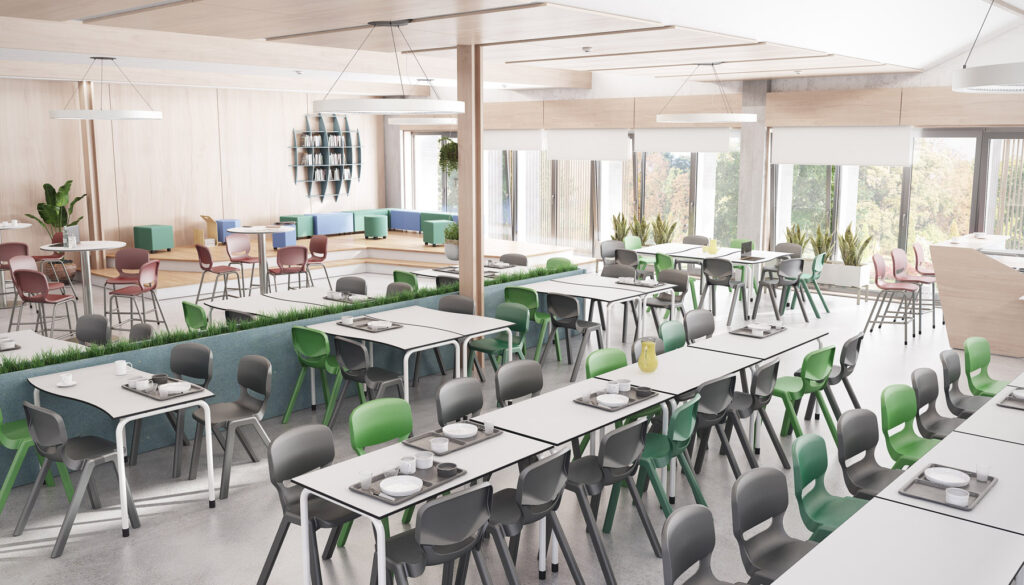 Moderna cafetería con mesas blancas y Mobiliario Escolar, con sillas verdes y grises provistas de platos y tazas. Los grandes ventanales dejan entrar la luz natural, mientras que las plantas en macetas añaden verdor a las distintas zonas de asiento y a la decoración minimalista.