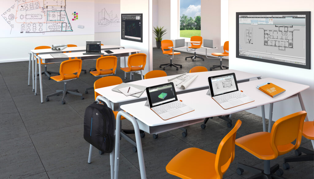 Un aula moderna del Mobiliario Escolar, con sillas naranjas, pupitres blancos, ordenadores portátiles, tabletas y dibujos arquitectónicos. Las grandes ventanas proporcionan luz natural, mientras que las pantallas digitales muestran planos en las paredes. Una mochila cuelga de un pupitre.