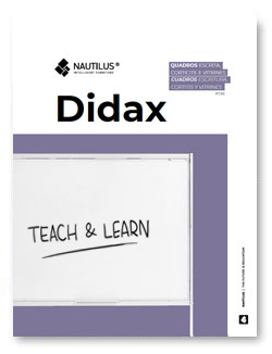 Una pizarra blanca con con texto "Teach & Learn". En la portada aparece el logotipo de Didax, texto en español sobre un catálogo de pizarras blancas para escribir y menciones a Catálogos de Nautilus.